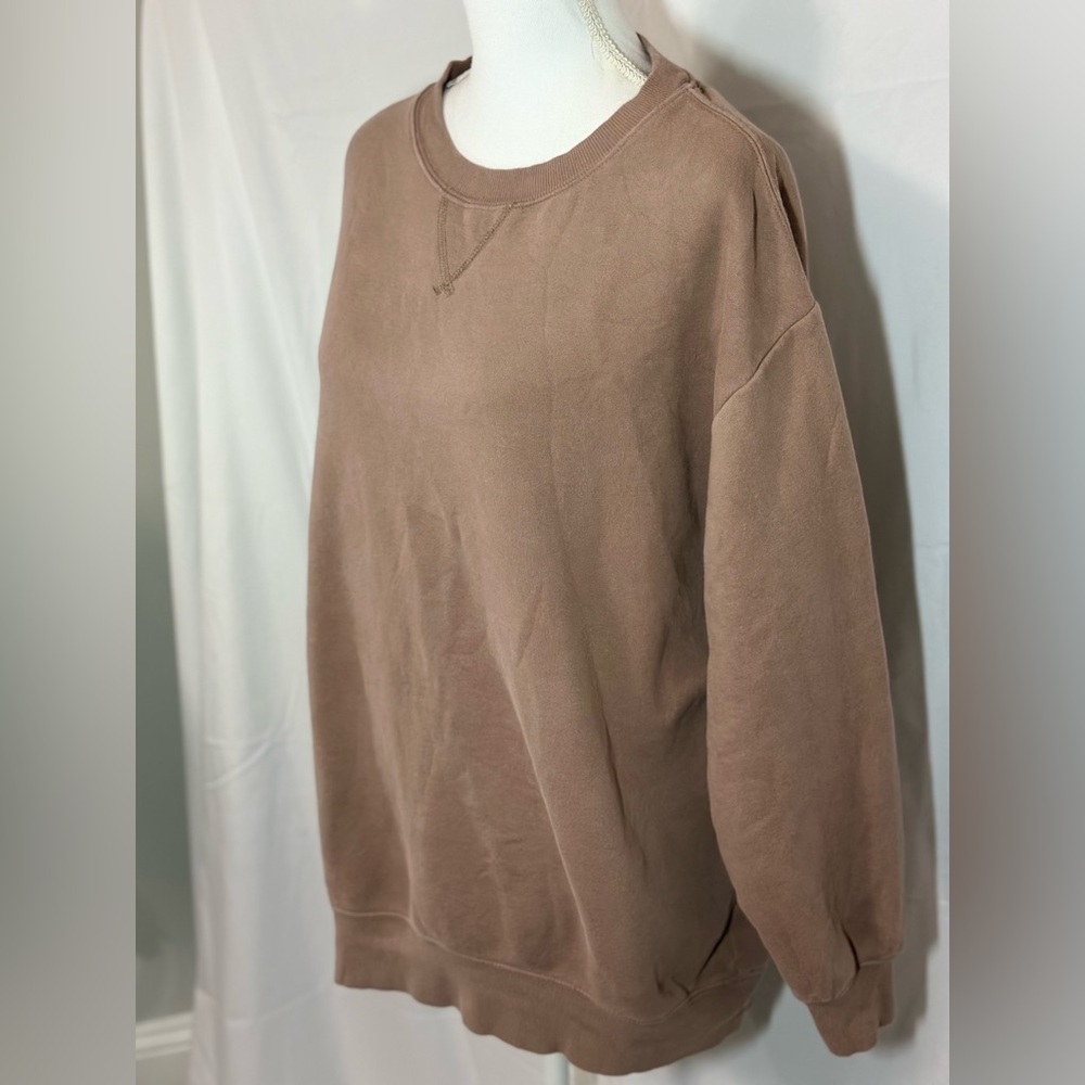 URBAN OUTFITTERS- Brown crewneck, oversized, NEVER WORN!